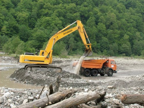 (2009.05.21) Незаконная добыча гравия в русле реки Шахе (г.Сочи)